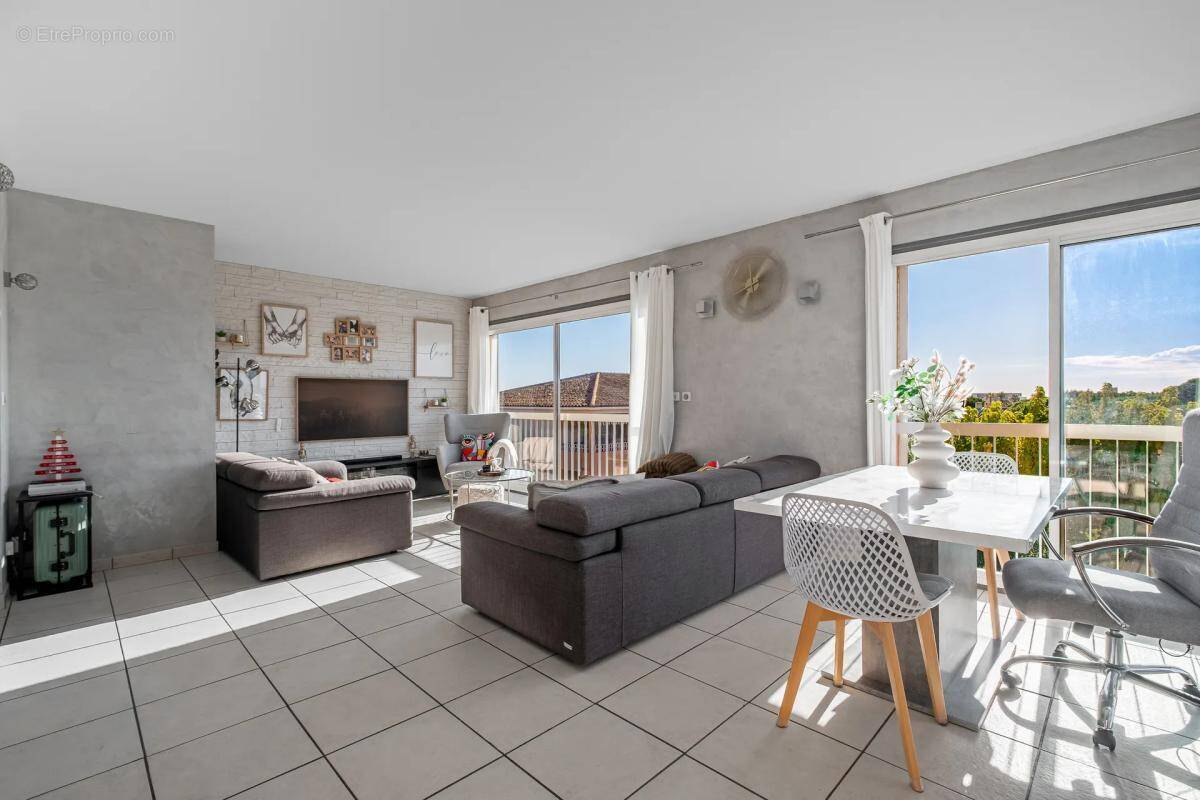 Appartement à SAINT-LAURENT-DU-VAR