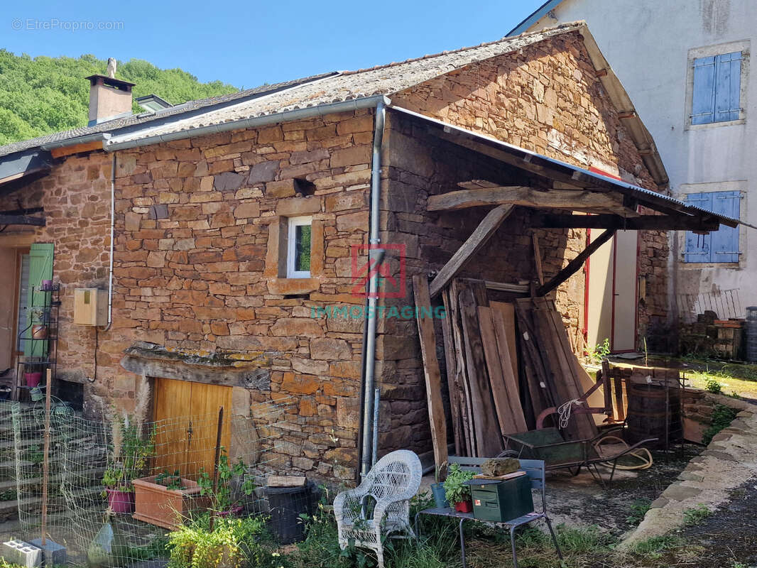 Maison à LAVAL-ROQUECEZIERE