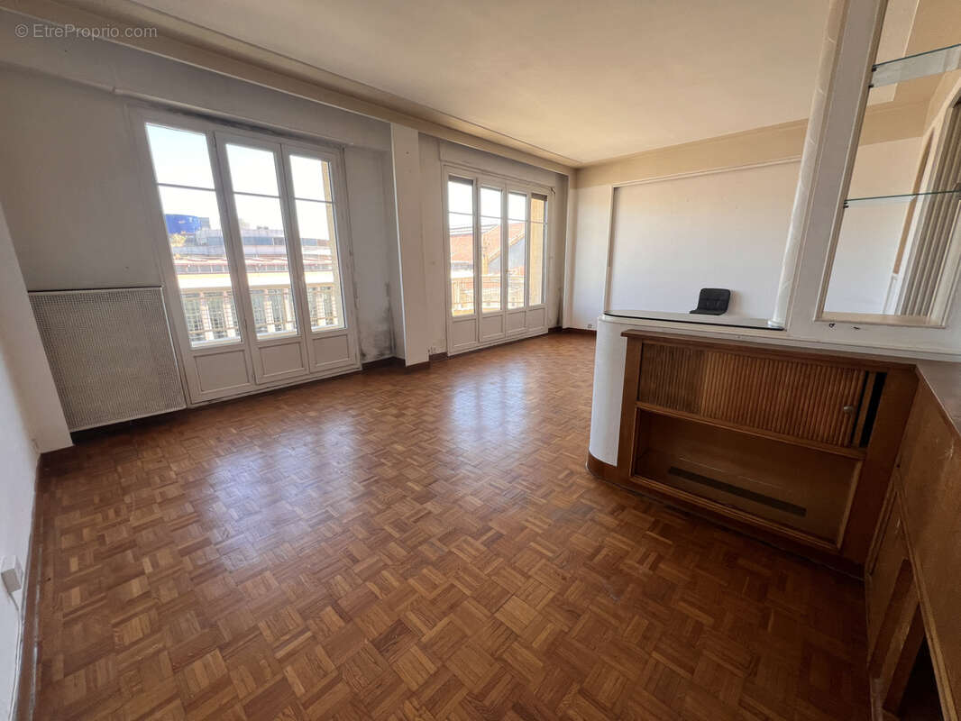 Appartement à MARSEILLE-1E