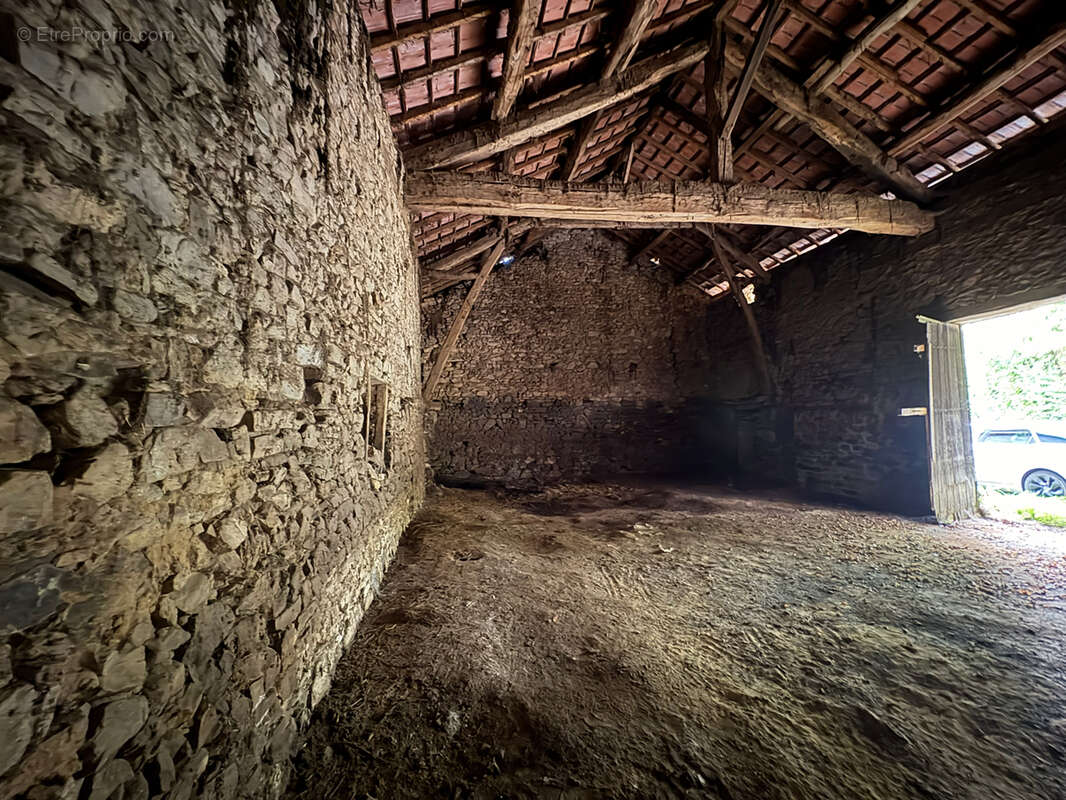 Ensemble de bâtiments à rénover et terrain sur la commune de St Martin Terressus - photo 13