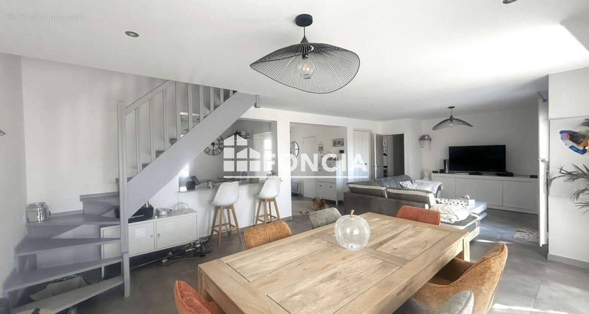 Maison familiale de 160 m2 au sol, quartier calme , proche de toutes les commodités - photo 2