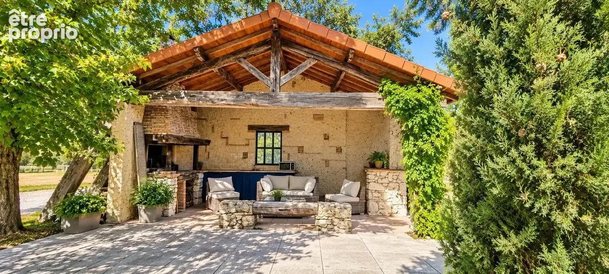 Exclusivite : authentique ensemble immobilier sur 5831 m² de terrain . - photo 4