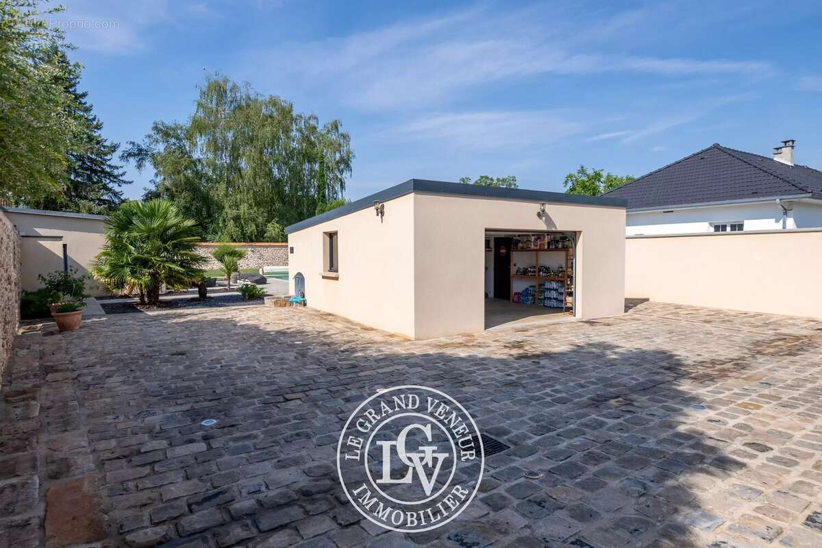 Proche barbizon - propriété traditionnelle et dépendance - 4 chambres - garage double - cave - piscine - jardin paysager - photo 15