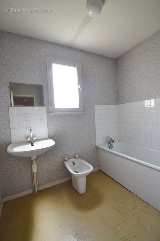 GANNAT, maison T4 de 94 m2, jardin et garage - photo 8