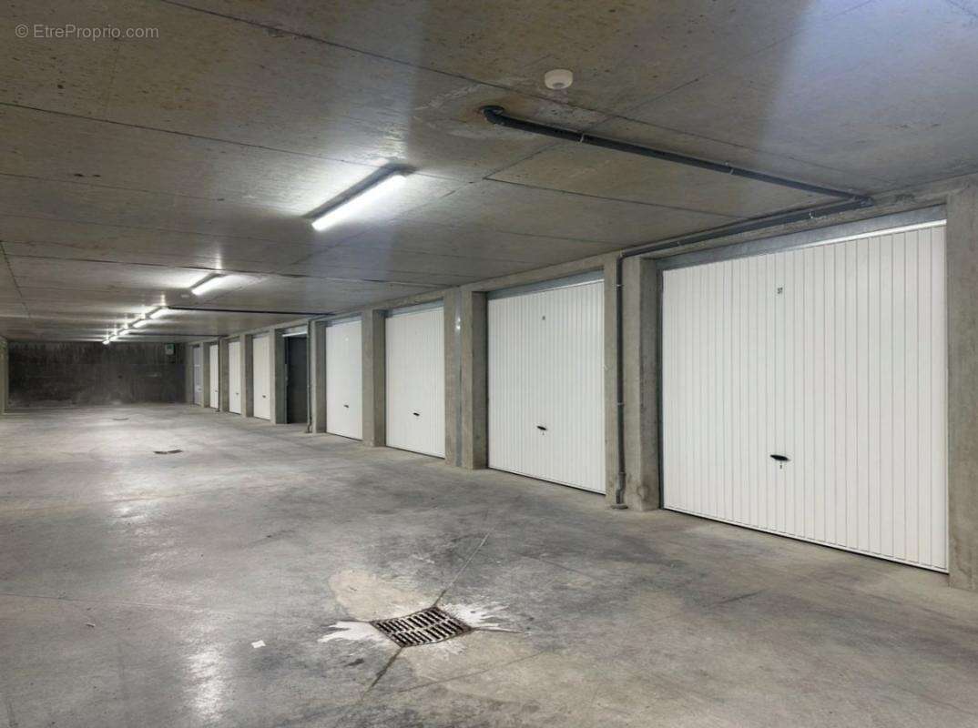 Parking à SAINT-CHAFFREY