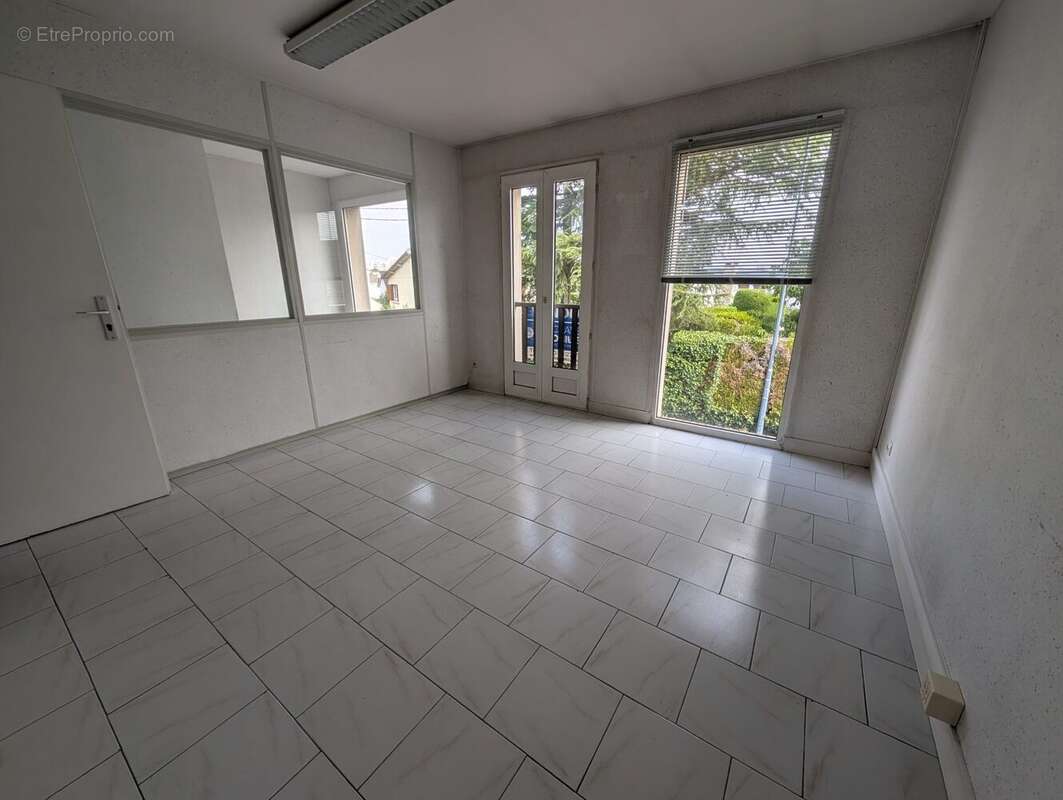Commerce 153 m² à Les Clayes-Sous-Bois  - photo 6