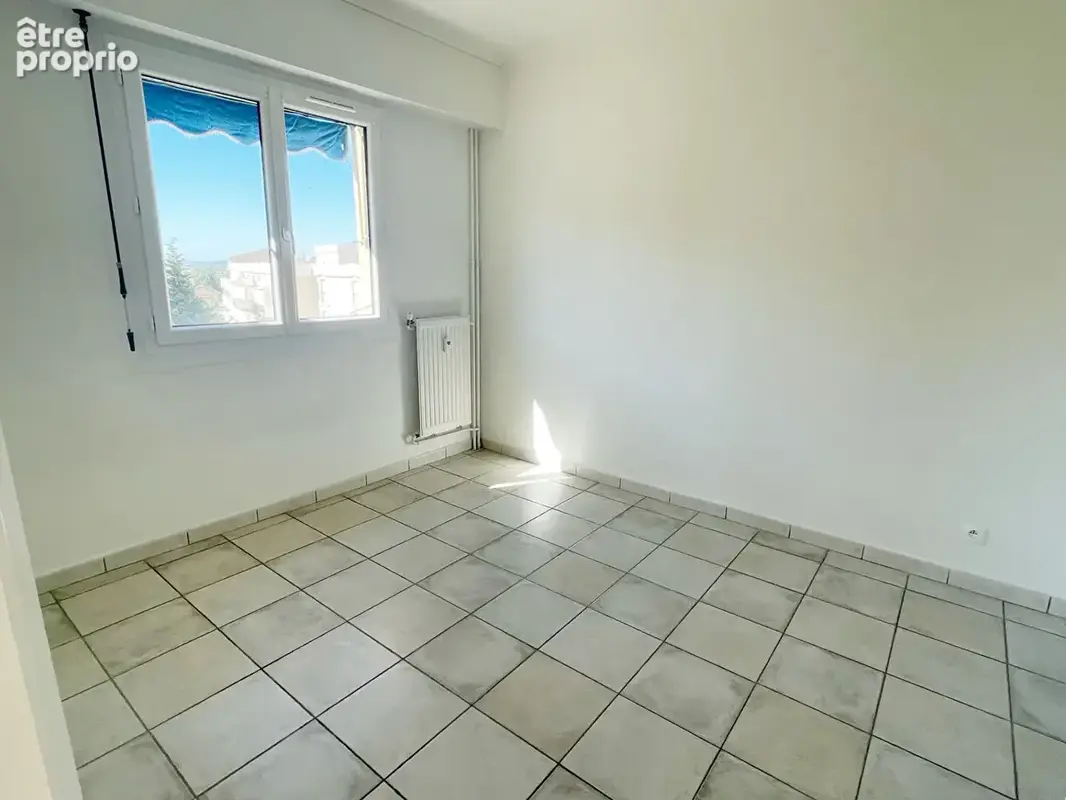 HYERES - T2 - 49 m² - terrasse - stationnement - cave - photo 3