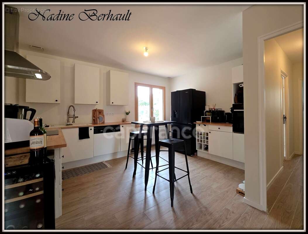Maison à vendre 4 pièces LORRIS (45), réno 2023, piscine, séjour cheminée sur cuisine US, PAC, panneaux et prise voiture élec - photo 3