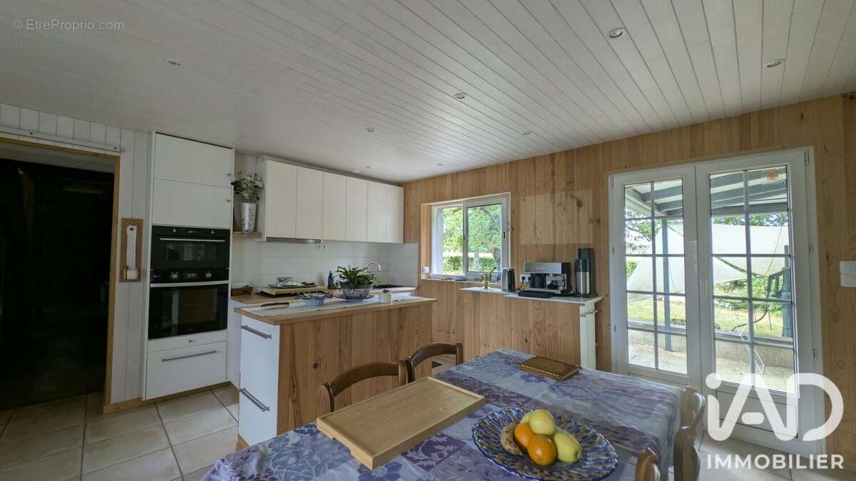 Maison 188 m² à Beaumont-La-Ronce  - photo 6