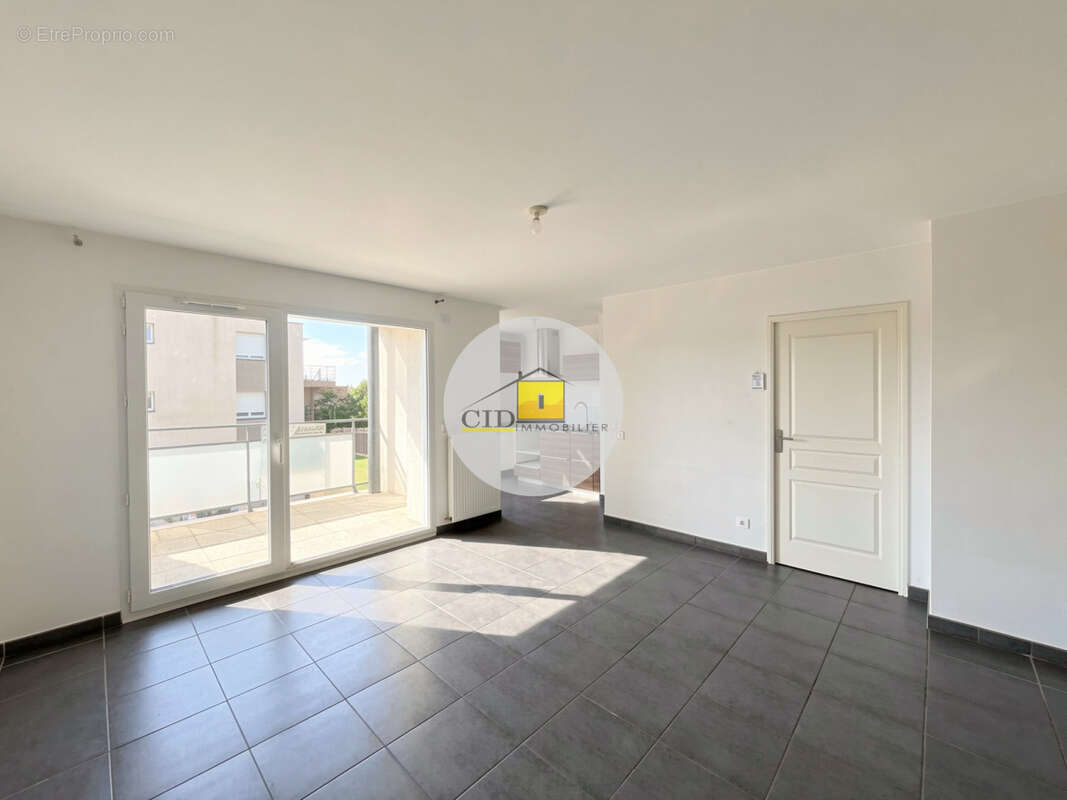 Chassieu centre - Appartement T2 - Garage - photo 2