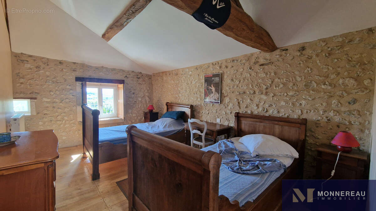 Maison à MONTMOREAU-SAINT-CYBARD