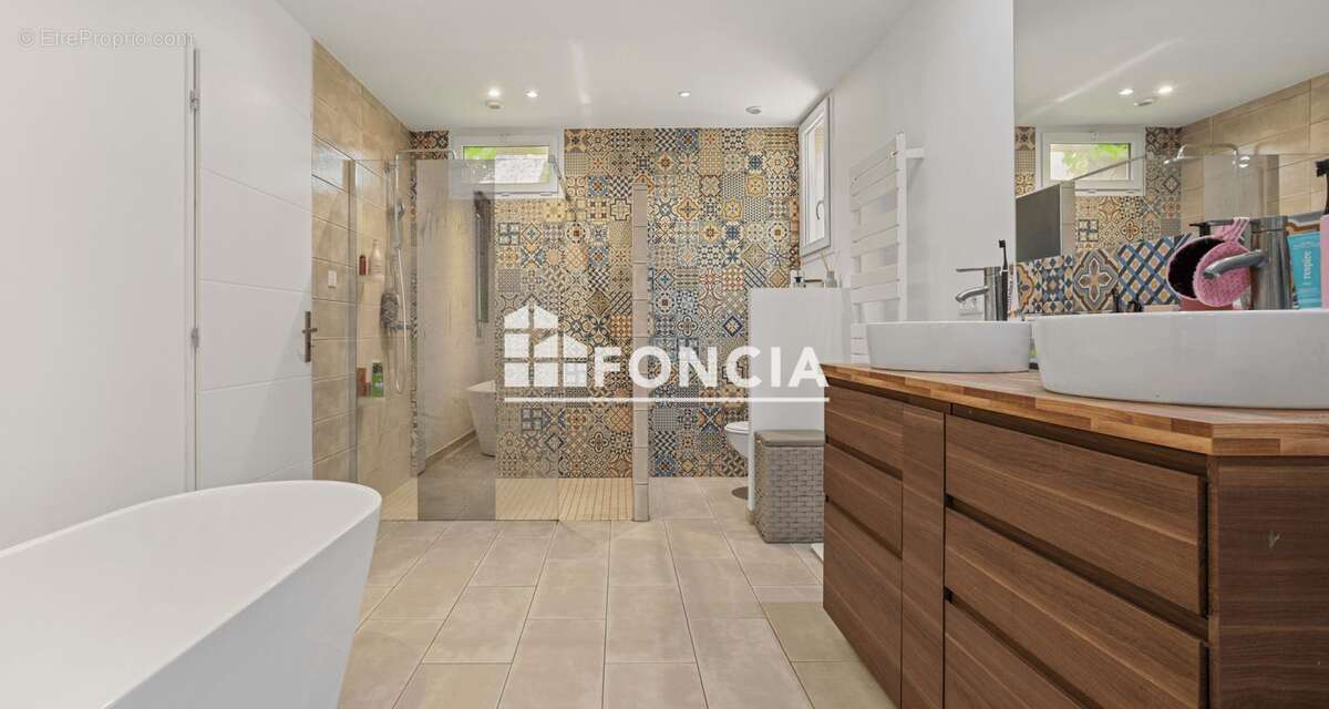 Domaine d'exception de 765 m² : résidence de prestige, gîtes et salle de réception sur 2,5 hectares - photo 4