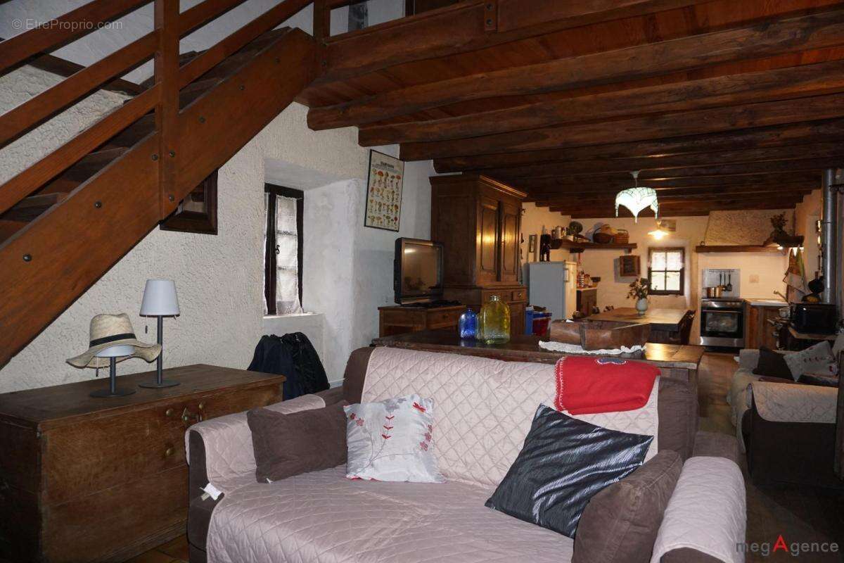 Maison à SAINT-GERMAIN-DE-CALBERTE