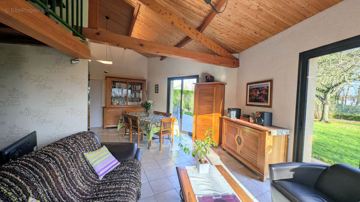 Maison à LES LANDES-GENUSSON