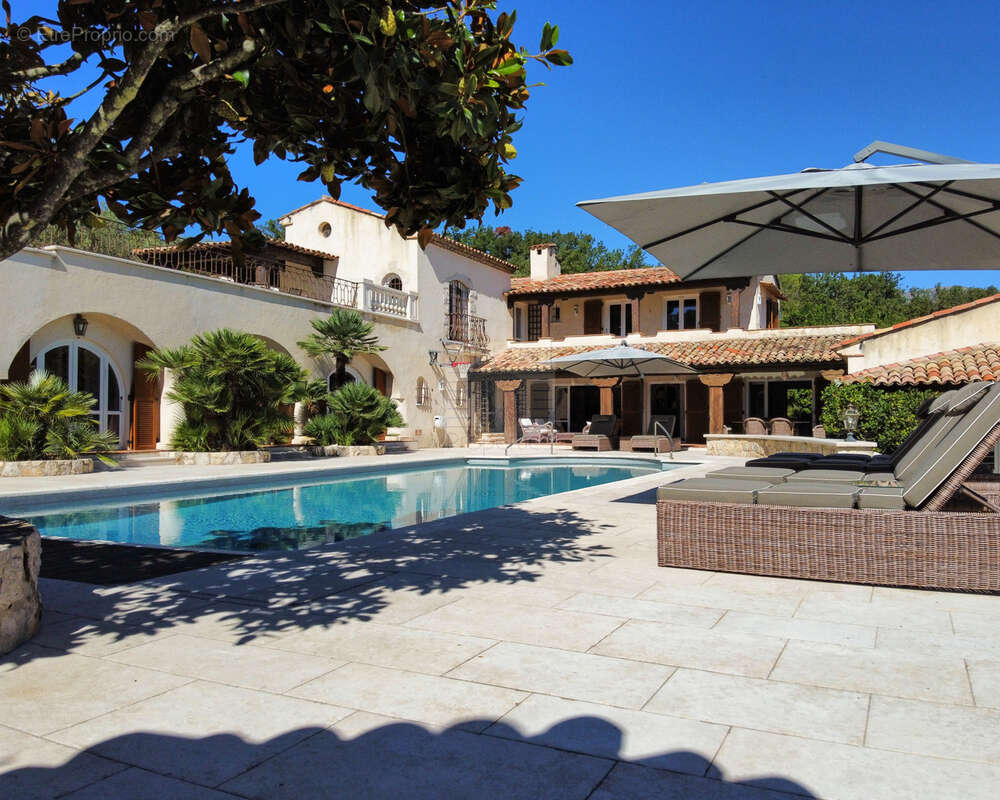 Superbe propriété - 437m2 - Domaine fermé - photo 2