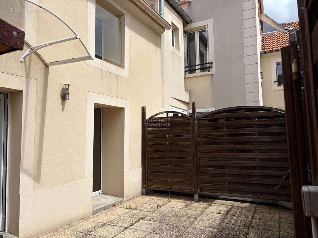 Maison à LE MESNIL-LE-ROI