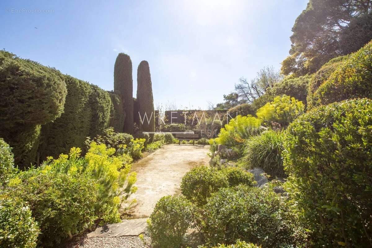 Maison à CHATEAUNEUF-GRASSE