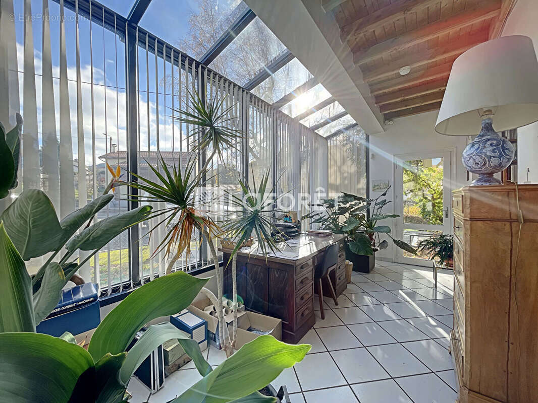 Maison à LE CHAMBON-FEUGEROLLES