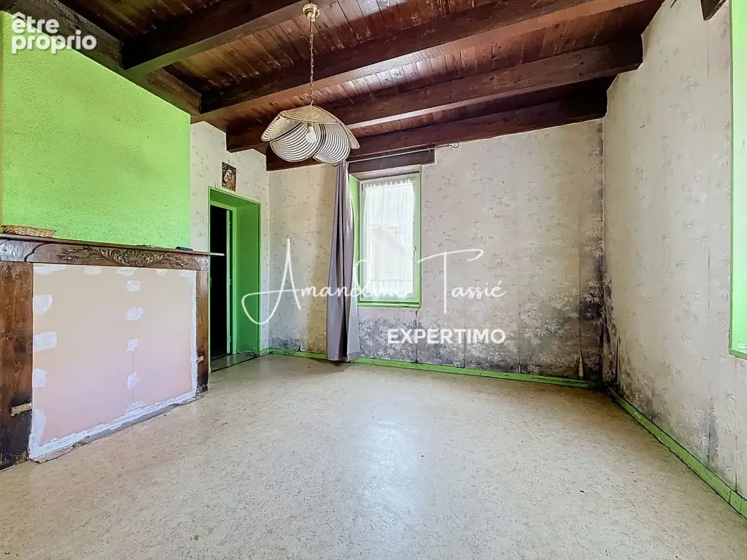 Au calme sur les hauteurs, une maison à rénover avec terrain constructible. - photo 8