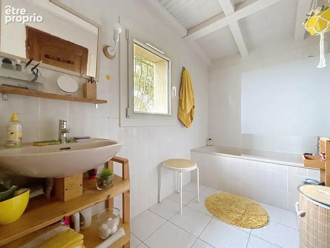 NIMES- Maison 171 m², 5 chambres, piscine et dépendances - photo 8