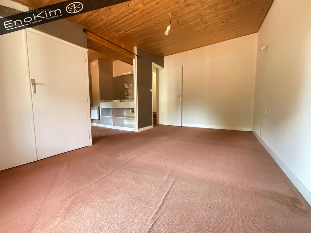 Ensemble immobilier avec maison d'habitation et local commercial - Fort potentiel. - photo 6