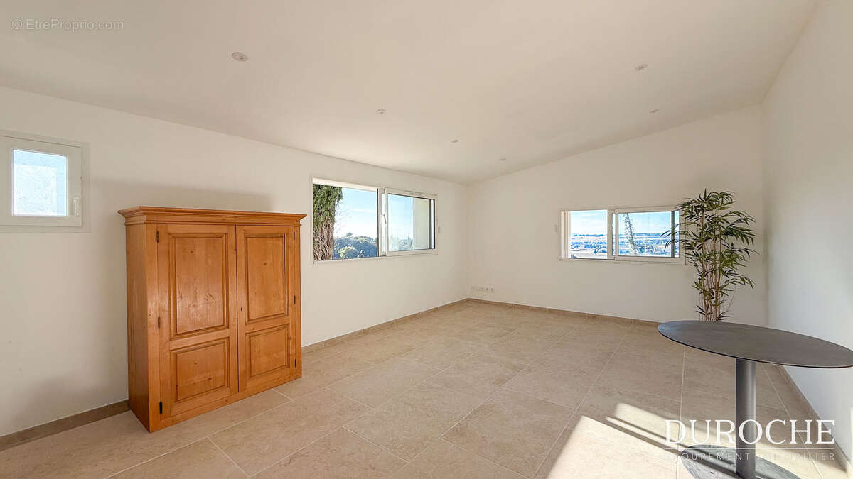 Séguret, Maison restaurée avec vue exceptionnelle   109 m2, piscine, garage et atelier - photo 4
