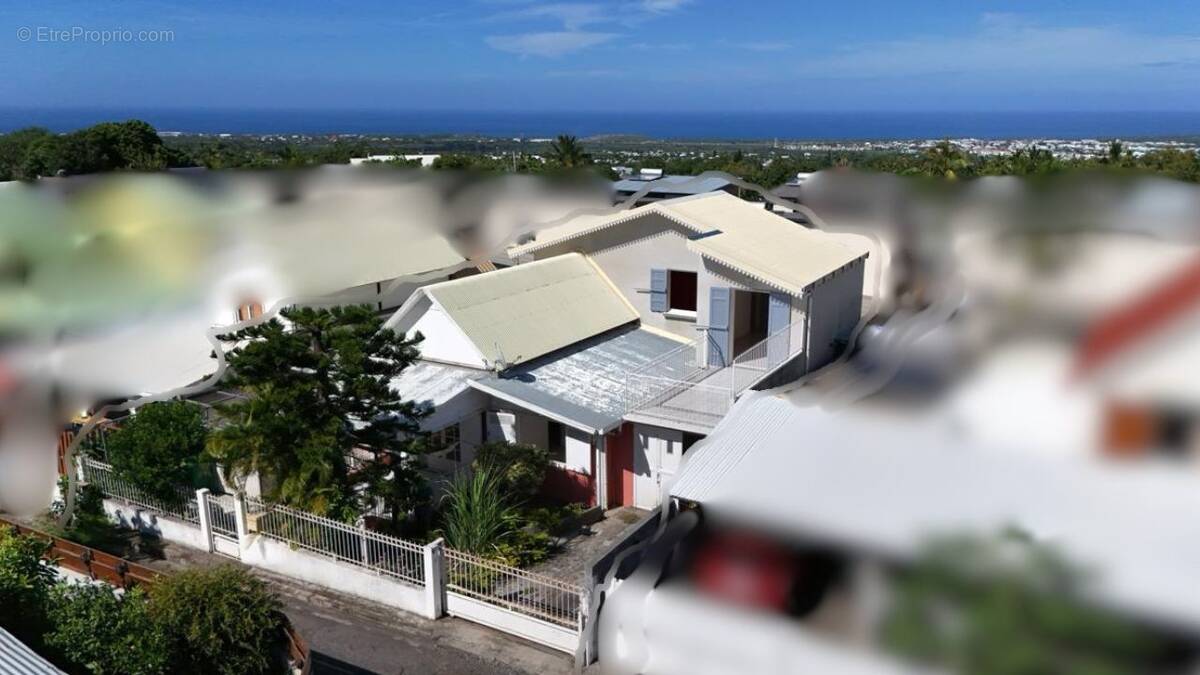 Maison F 8 /beaux volumes/ jardin/ familial - Maison à SAINT-LOUIS