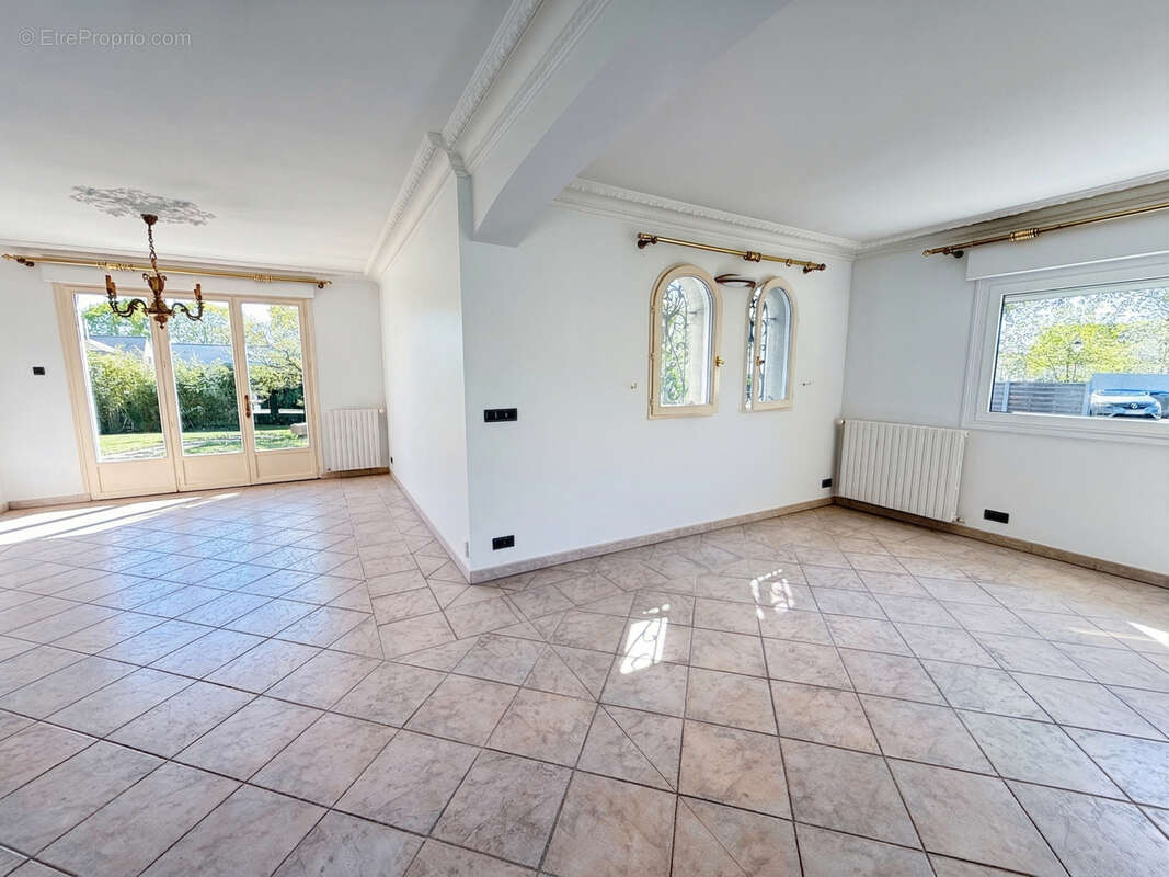 Maison à SAINT-PRYVE-SAINT-MESMIN