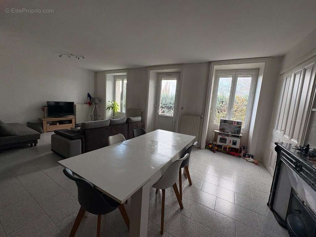 Appartement à SAINT-JUST-SAINT-RAMBERT