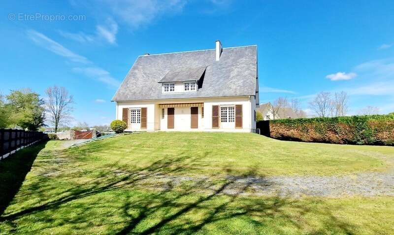 Maison à CONDE-SUR-VIRE