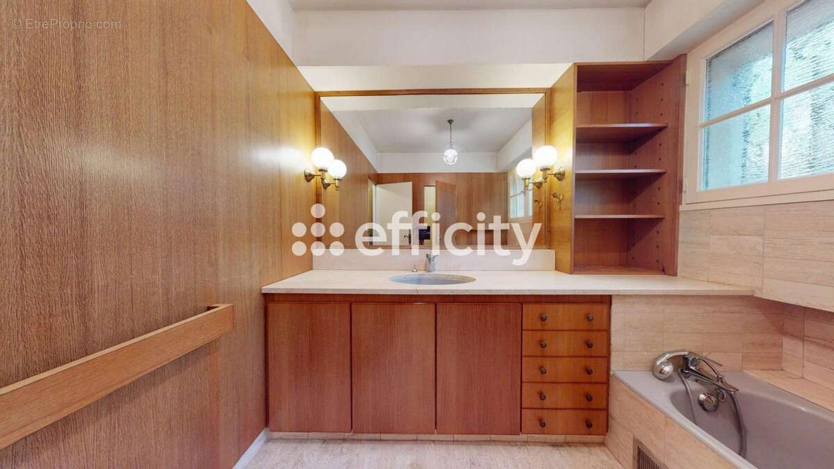 Maison à SAINT-CLEMENT-DE-RIVIERE