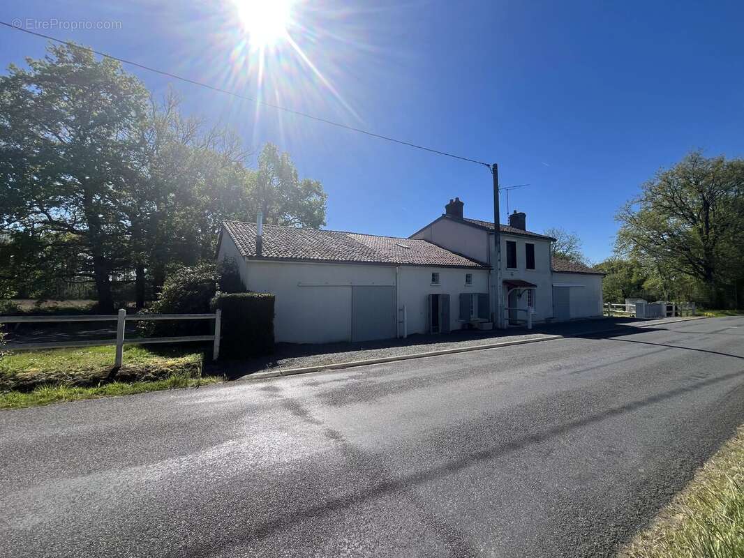 Superbe maison de campagne avec plus de 8 hectares et des boxes à chevaux - photo 20