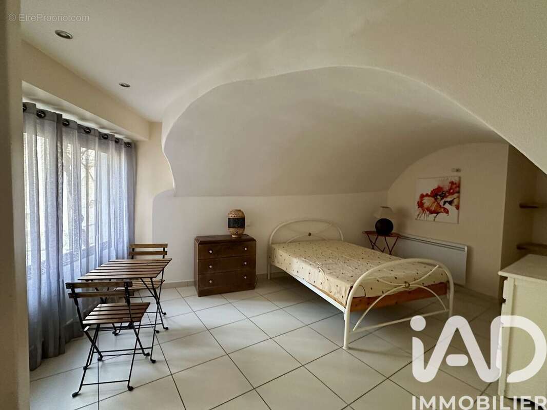 Maison 257 m² à Saint-Saturnin-De-Lucian  - photo 4