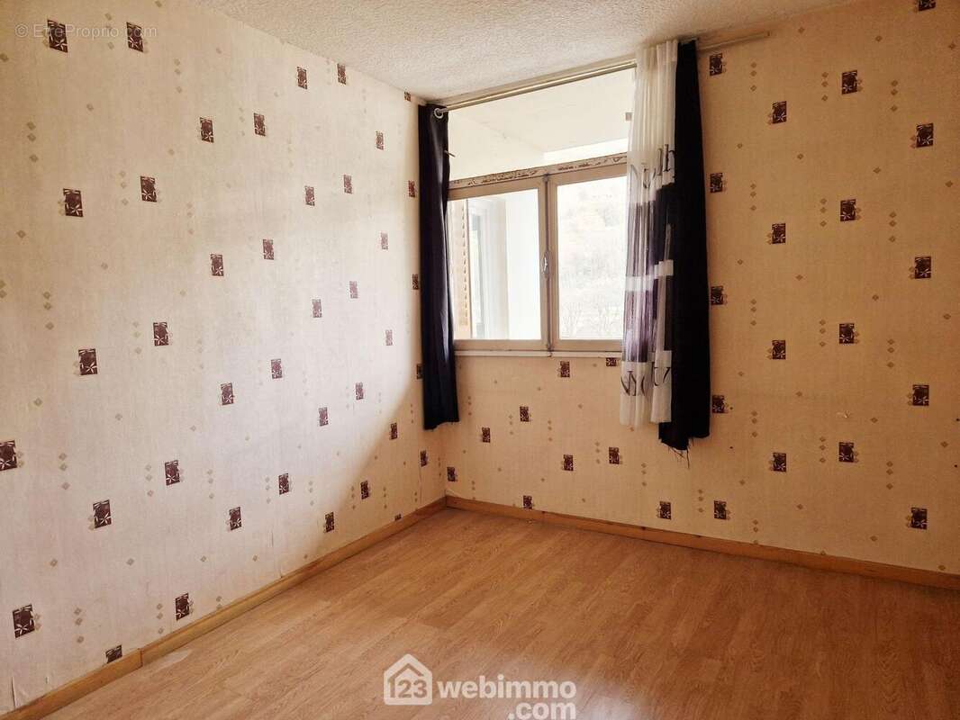Une salle de douche et un WC séparé complètent ce bien. - Appartement à ALBERTVILLE