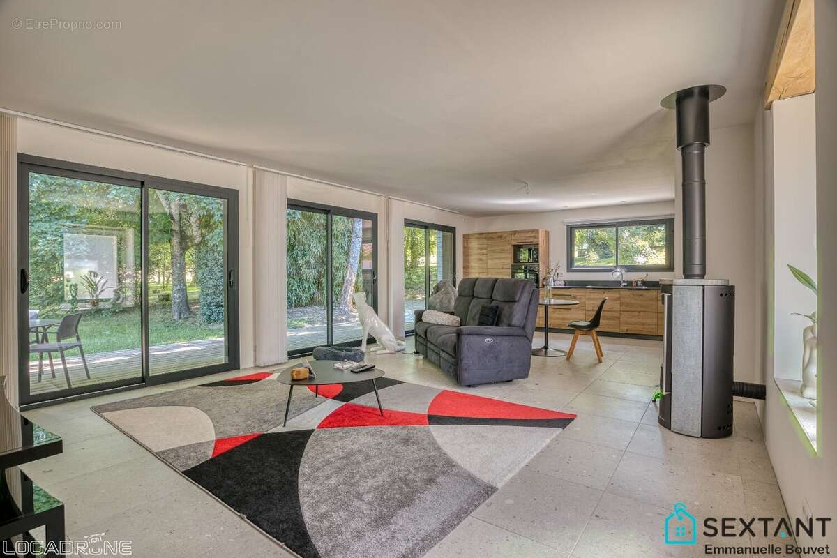 A 15 min de Bergerac, superbe propriété en pierre rénovée sur plus de 3 HA, 4 habitations, grange, superbe espace piscine - photo 16