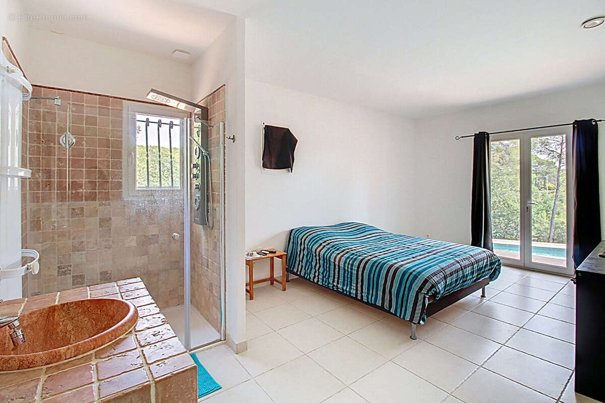 A VENDRE DRAGUIGNAN- Maison spacieuse avec PISCINE et terrain clos et arboré de 4000m² - Un véritable coup de coeur ! - photo 10
