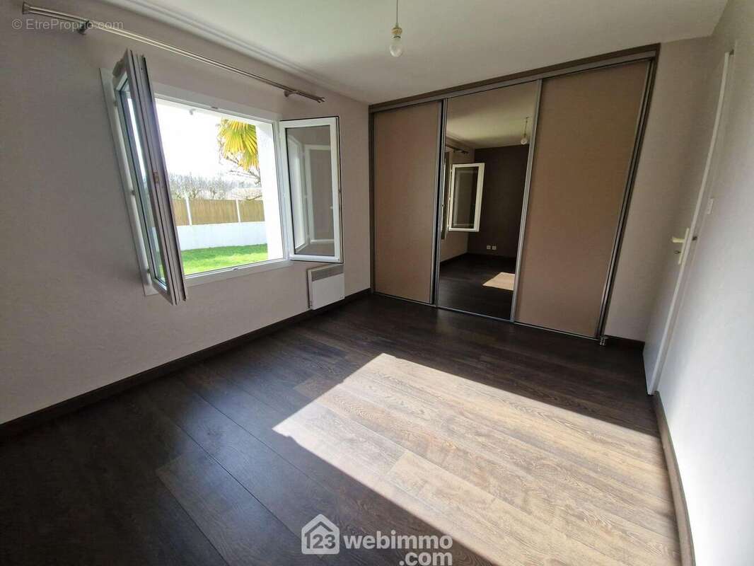 Belle chambre en rez-de-chaussée - Maison à LA ROCHE-SUR-YON