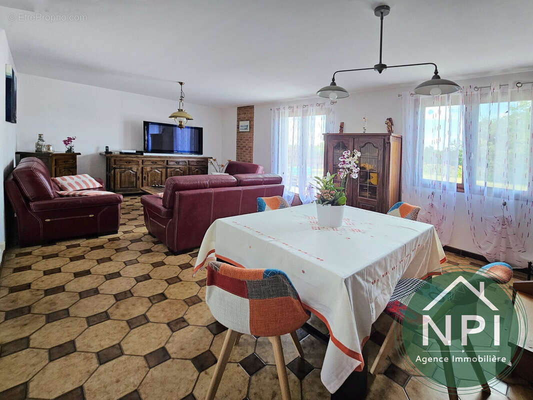 Maison à LES ECRENNES