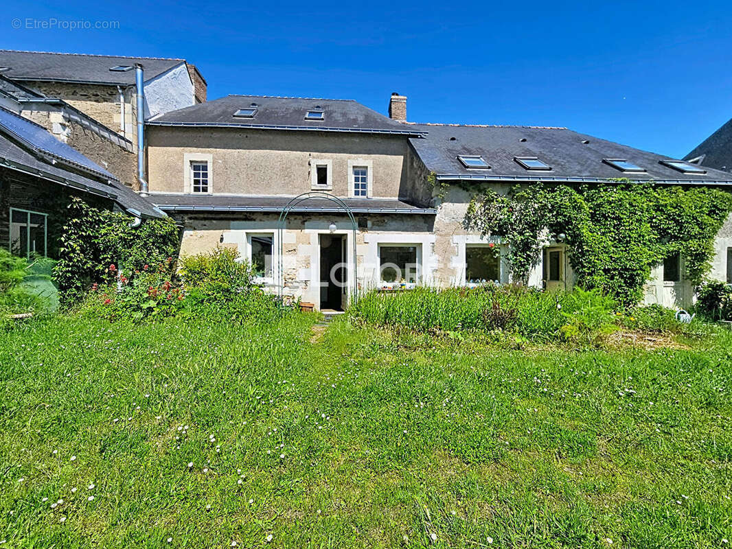 Demeure de caractère aux grands volumes sur la commune de Feneu - photo 18