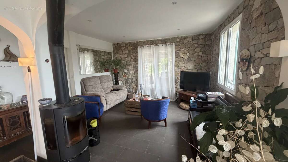 Maison à SAINT-CEZAIRE-SUR-SIAGNE