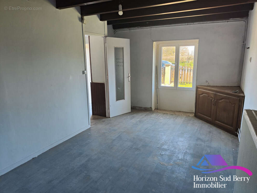 Salon - Maison à SAINT-CHRISTOPHE-EN-BOUCHERIE