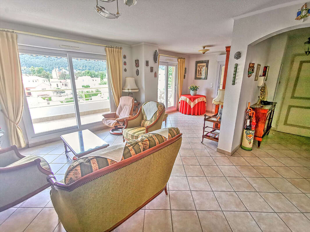 Appartement à SOLLIES-PONT