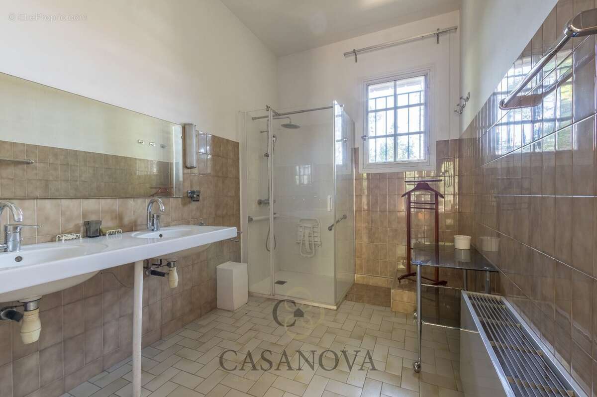 Maison familiale de plus de 270 m² avec parc arboré de 3 000 m² aux Arceaux à Montpellier - photo 23