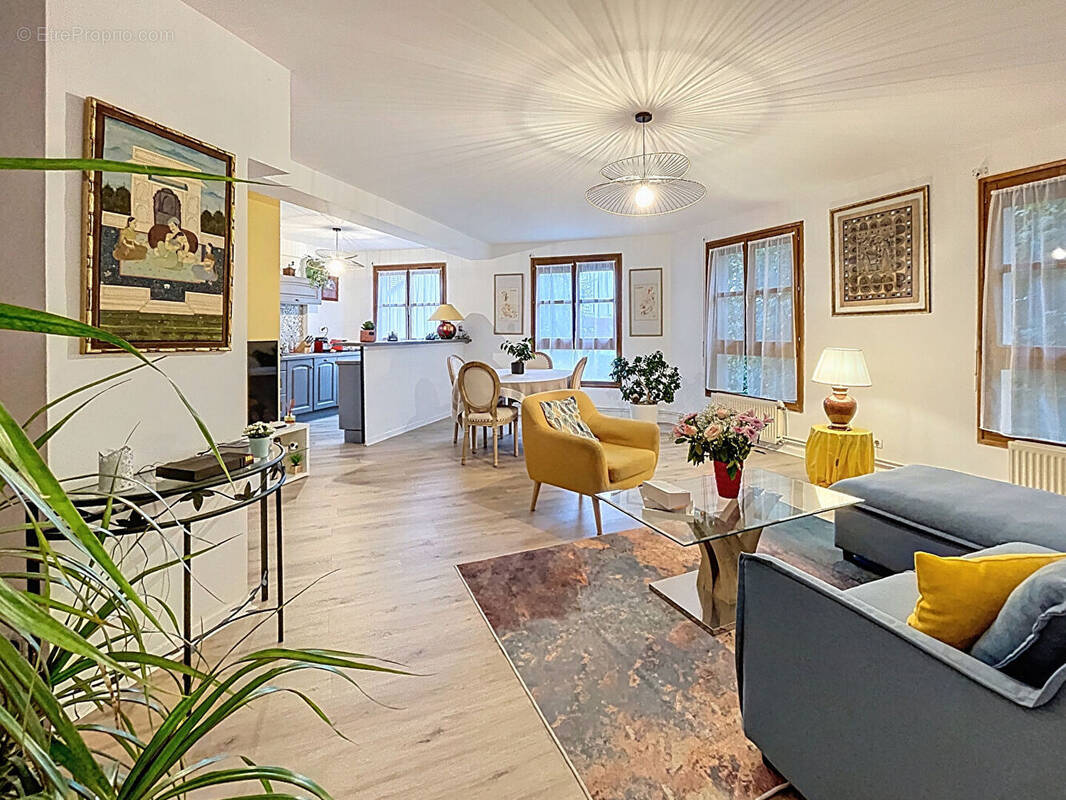 Appartement à NEAUPHLE-LE-CHATEAU