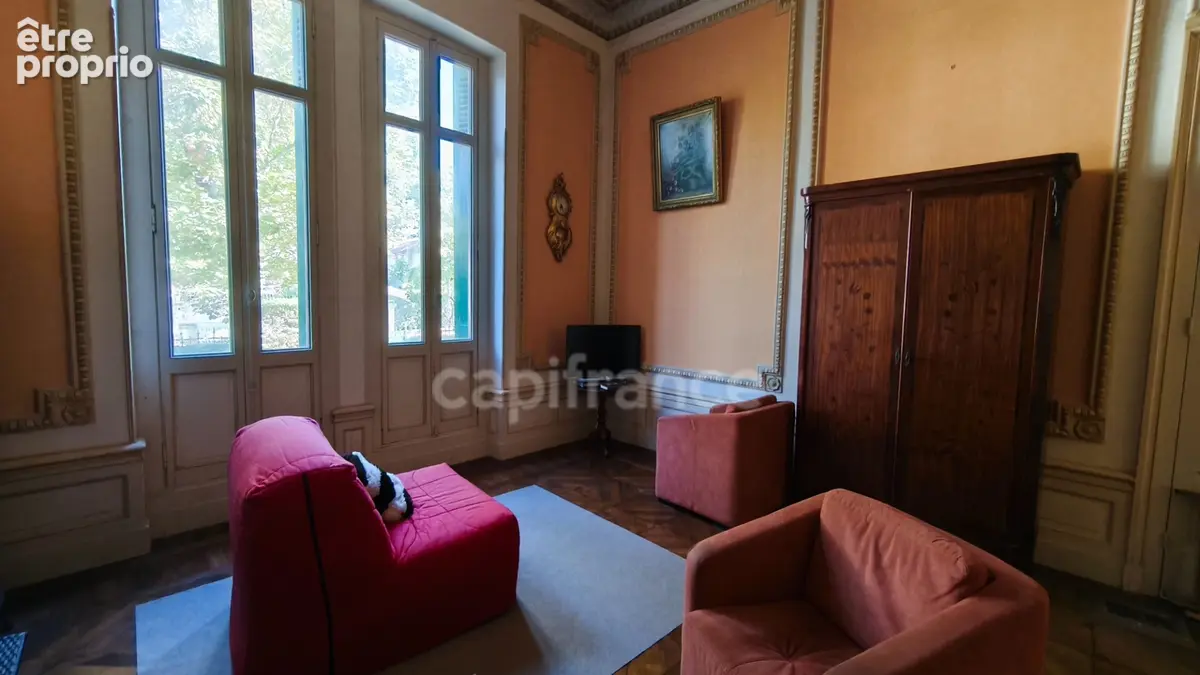 Appartement T2 de caractère en RDC surélevé – Villa bourgeoise néo-renaissance avec parking – Proche plage et commerces - photo 4