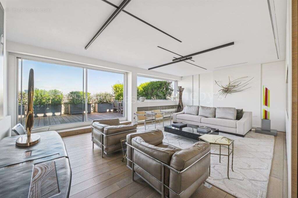 Appartement à PARIS-16E