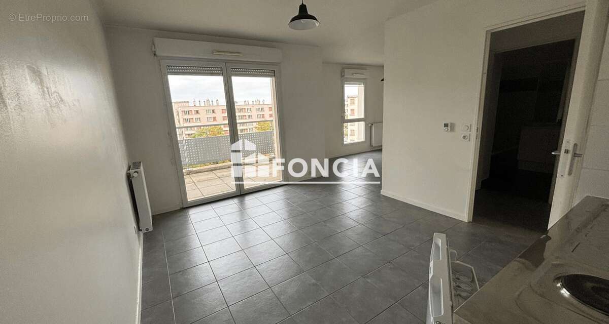 DECINES proche Mairie, T2 dernier étage avec balcon et garage inclus - photo 4