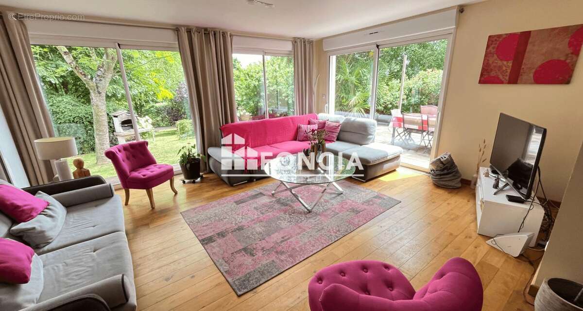 Propriété dans un parc boisé avec une demeure de 5 chambres + 1 bureau - photo 2