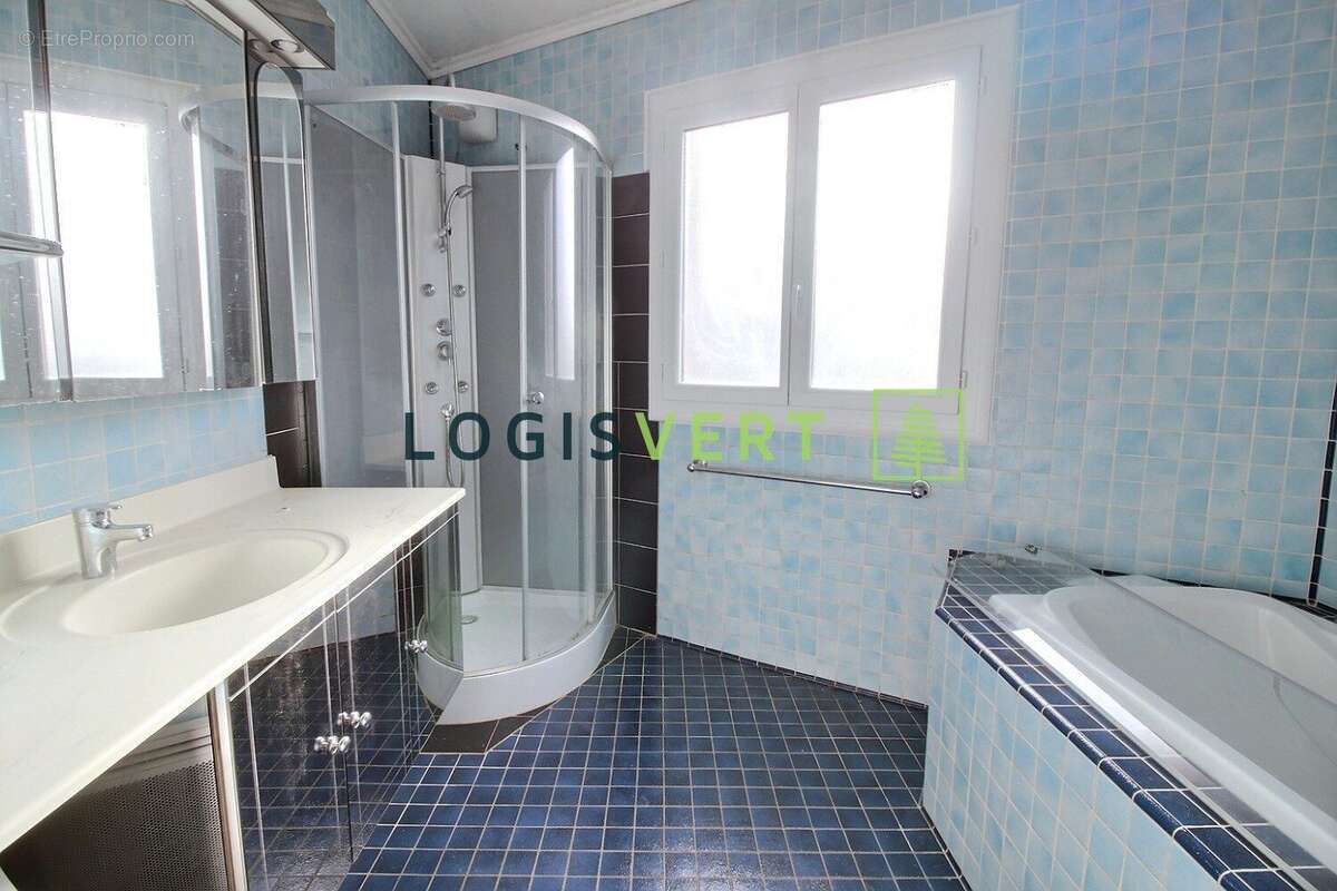 Salle d&#039;eau avec baignoire - Maison à PALAISEAU