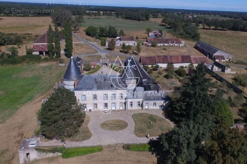 Exceptionnel château XV-XVI et XIXe avec son hameau et ses 108 hectares avec possibilité d’acheter 200ha attenants supplémentair - photo 5